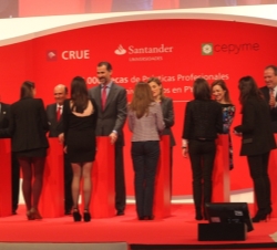 Don Felipe y Doña Letizia entregan las becas Santander-CRUE-CEPYME de prácticas profesionales en Pymes, 2013
